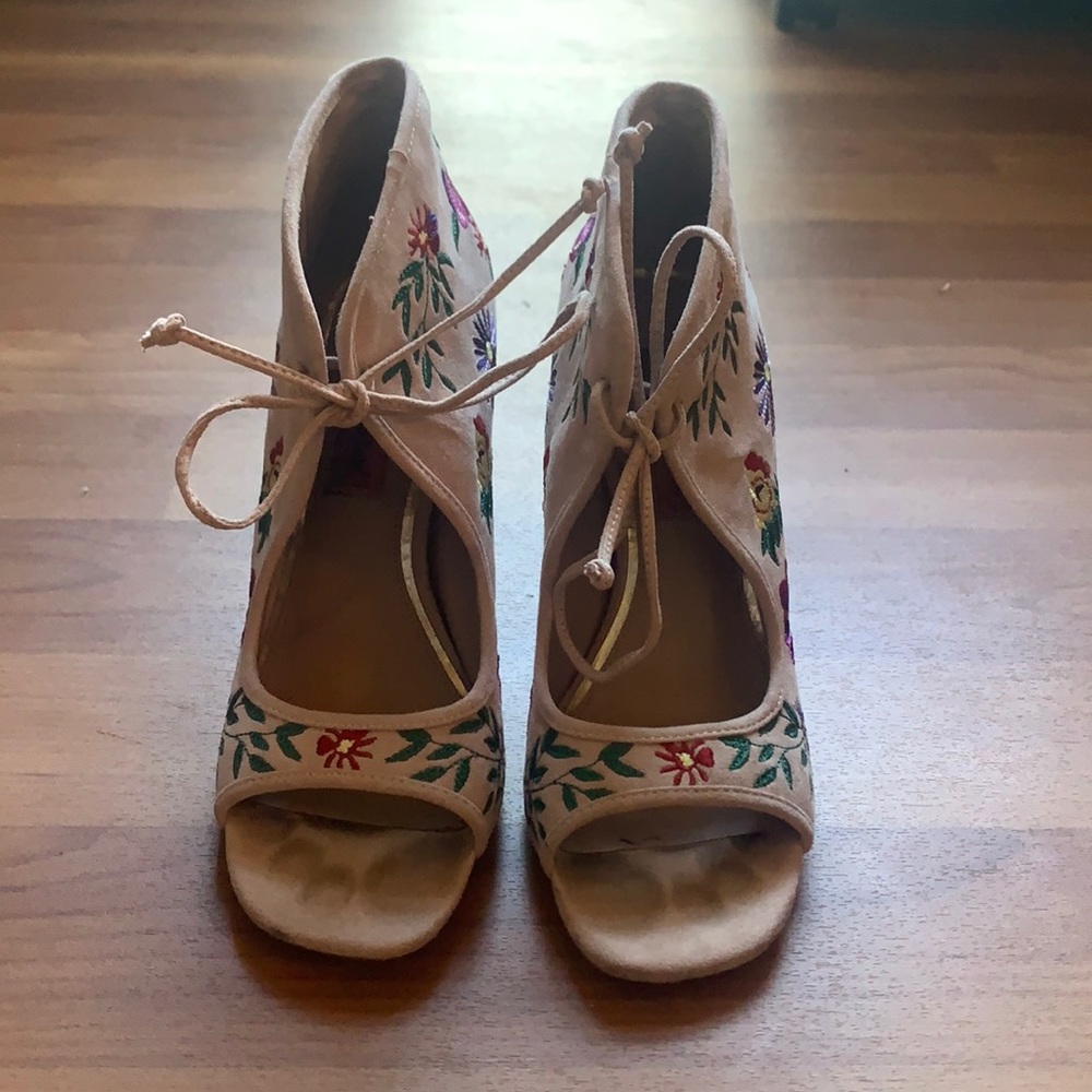 Betsy Johnson size 6 tan suede floral heels